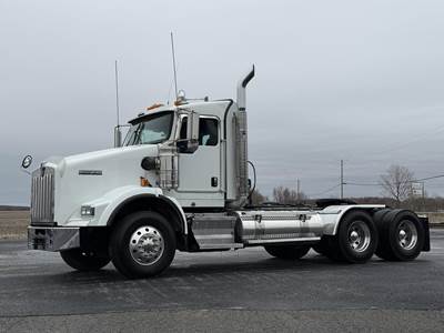 Kenworth T800 Day Cab Truck - Paccar 500HP, 18 Speed Manual