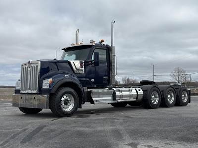 Kenworth W990 Tri Axle Day Cab Truck - Cummins 565HP, 18 Speed Ultrashift Amt