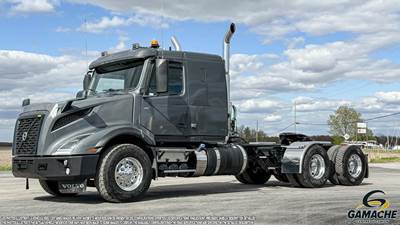 Volvo VNL64T300 Day Cab Truck - Cummins 525HP, 18 Speed Manual