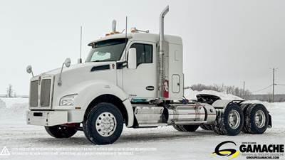 Kenworth T880 Sleeper Semi Truck - 28" Flat Top Sleeper, Cummins 500HP, 18 Speed Manual