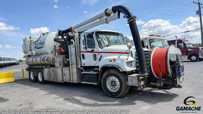 Freightliner 114SD Tandem Axle Vacuum Truck - Detroit, 450HP, 6 Speed Allison Rds Automatic