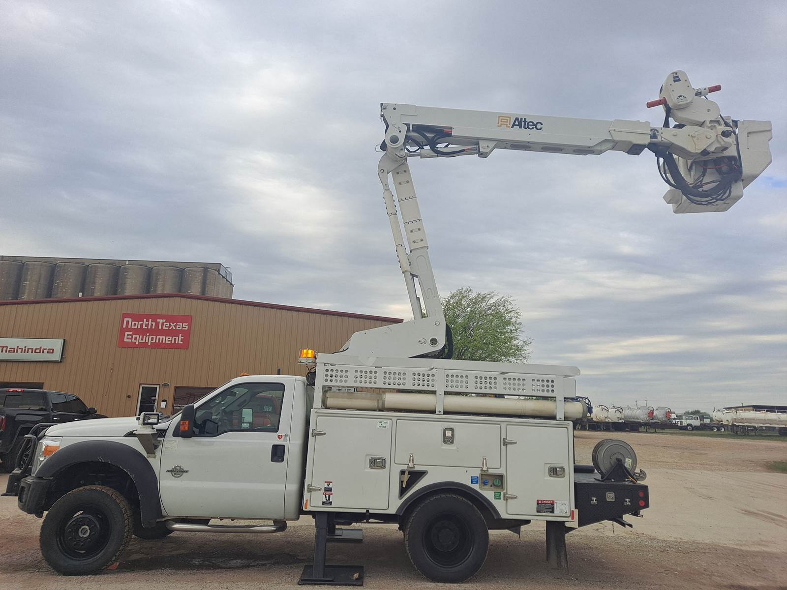 2015 Ford F550 4x4 42' ALTEC W/MATERIAL HANDLER BUCKET TRUCK For Sale