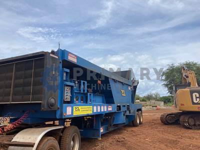 2002 Universal Refiner PDR80 HIGHWAY CONTENDER Tub Grinder