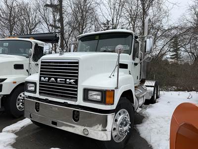 Mack CHN613 Day Cab Truck - 435HP, Manual
