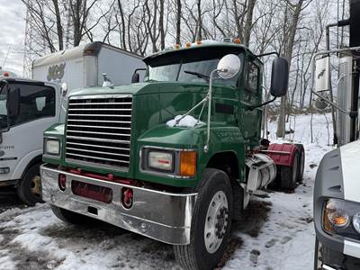 Mack Pinnacle CHU613 Day Cab Truck - 435HP, Amt