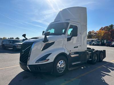Volvo VNL64T300 Day Cab Truck - D13TC 455HP, 12 Speed I Shift Automatic