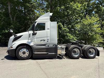 Volvo VNL64T300 Day Cab Truck - D13 425HP, 12 Speed Amt