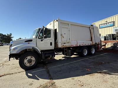 International WorkStar 7400 Garbage Truck