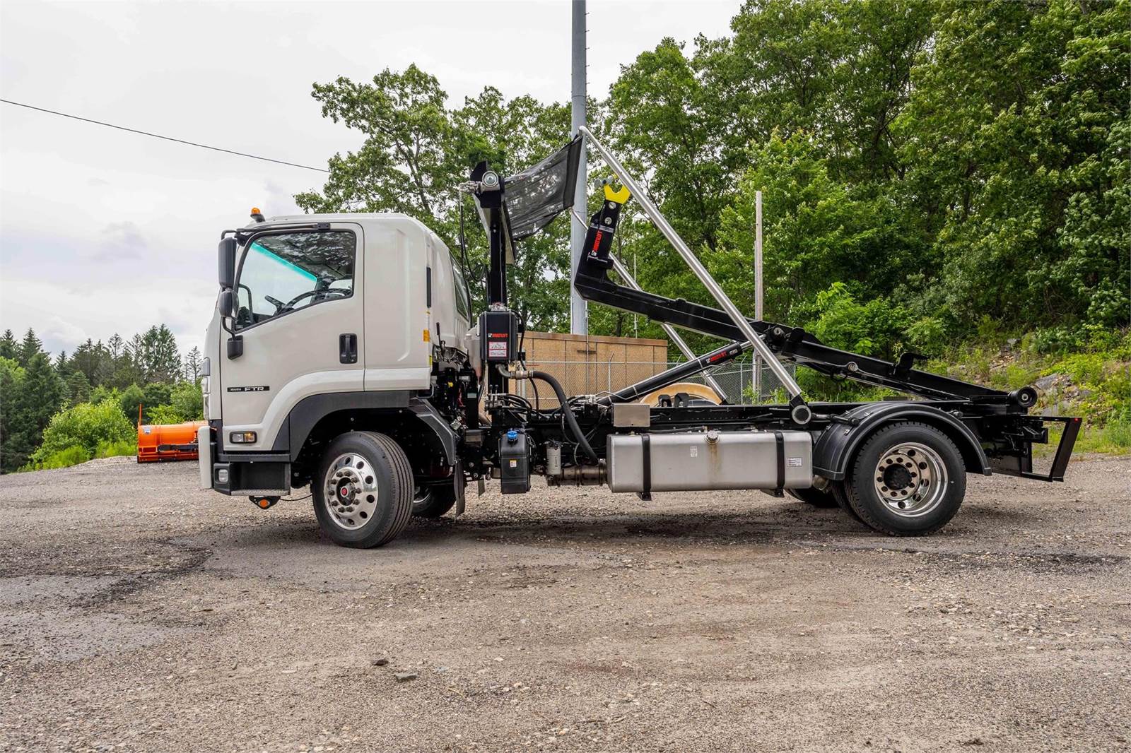 2024 Isuzu FTR Single Axle Hooklift Truck Cummins, 260HP, Automatic