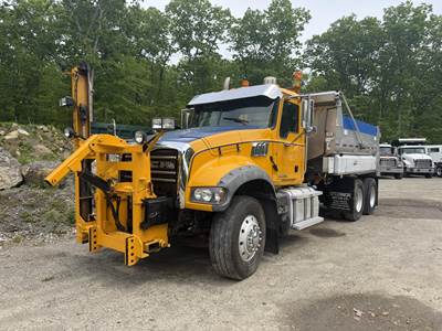 Mack Granite GU713 Plow / Spreader Truck - Automatic