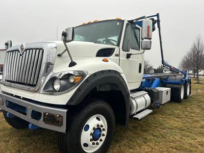 International WorkStar 7600 Roll Off Truck