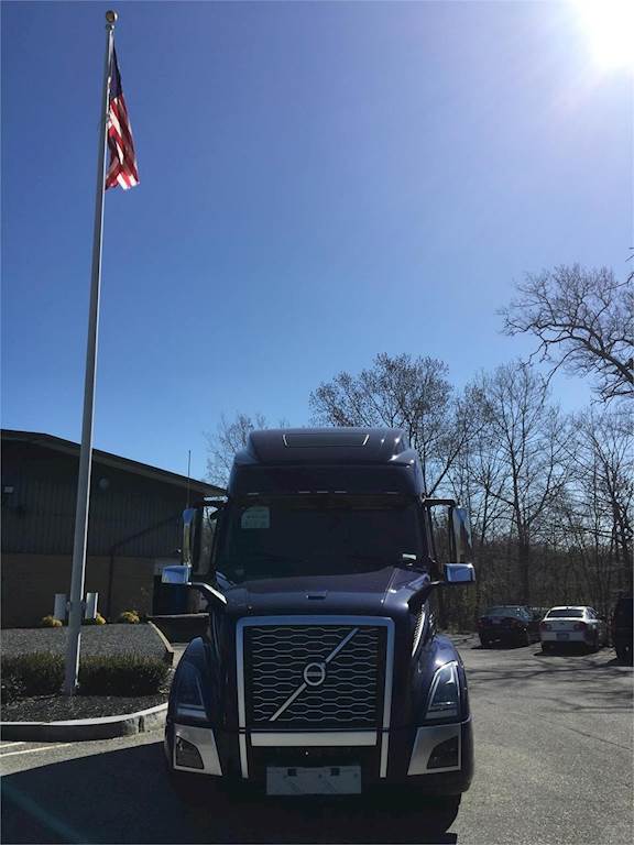 2021 volvo vnl64t860 sleeper semi truck  raised roof