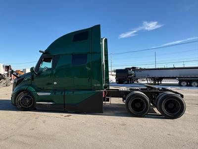 Volvo VNL64T860 Sleeper Semi Truck - Raised Roof Sleeper, D13TC 425HP