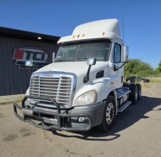 Freightliner Cascadia 113 Day Cab Truck - Detroit 450HP, Automatic