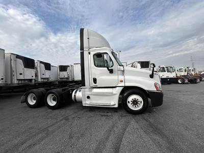 Freightliner Cascadia 113 Evolution Day Cab Truck - Detroit 400HP, 12 Speed Dt12 Automatic