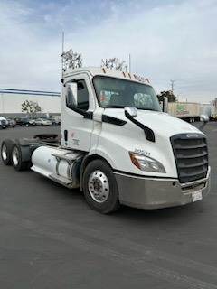 Freightliner Cascadia 116 Day Cab Truck - Cummins 400HP, Automatic