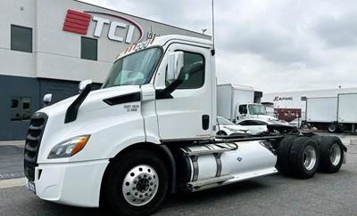 Freightliner Cascadia 116 Day Cab Truck - Cummins 400HP, Automatic