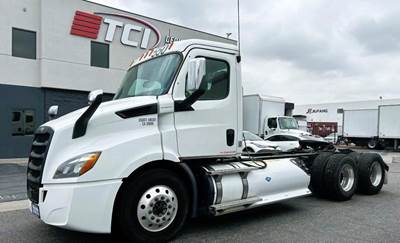 Freightliner Cascadia 116 Day Cab Truck - Cummins 400HP, Automatic