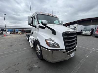 Freightliner Cascadia 116 Day Cab Truck - Cummins, Automatic