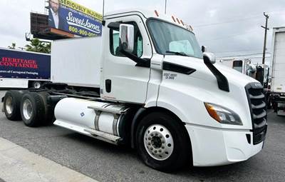 Freightliner Cascadia 116 Day Cab Truck - Cummins 400HP, Automatic