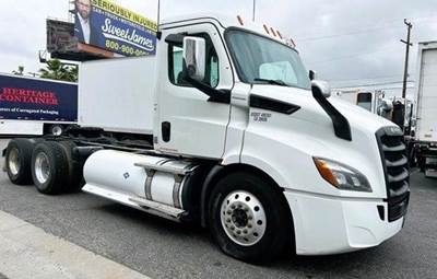 Freightliner Cascadia 116 Day Cab Truck - Cummins 400HP, Automatic