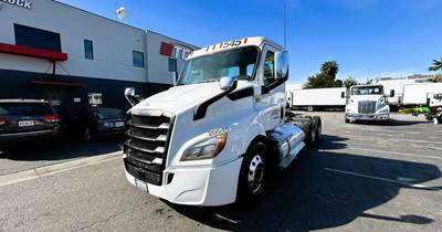 Freightliner Cascadia 116 Day Cab Truck - Cummins 400HP, Automatic
