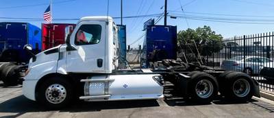 Freightliner Cascadia 116 Day Cab Truck - Cummins 400HP, Amt