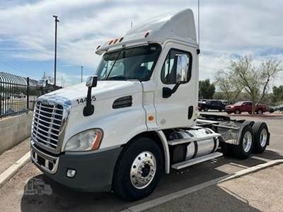 Freightliner Cascadia 125 Day Cab Truck - Detroit 455HP, 10 Speed Manual