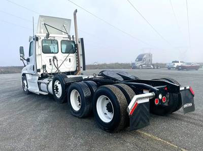 Freightliner Cascadia 125 Tri Axle Day Cab Truck - Detroit 475HP, Automatic