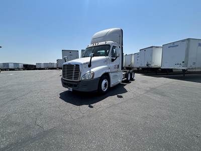 Freightliner Cascadia 125 Day Cab Truck - Detroit 400HP, Automatic