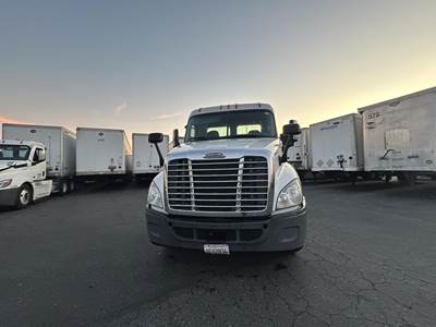 Freightliner Cascadia 125 Single Axle Day Cab Truck - Detroit 410HP, 10 Speed Manual