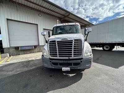 Freightliner Cascadia 125 Day Cab Truck - Cummins 450HP, Manual