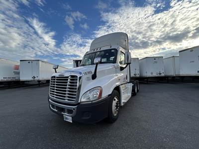 Freightliner Cascadia 125 Day Cab Truck - Detroit 400HP, 12 Speed Dt12 Automatic