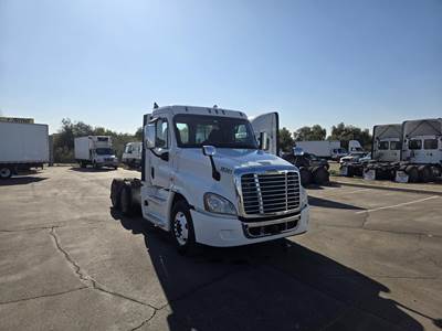 Freightliner Cascadia 125 Day Cab Truck - Detroit 400HP, 12 Speed Dt12 Automatic
