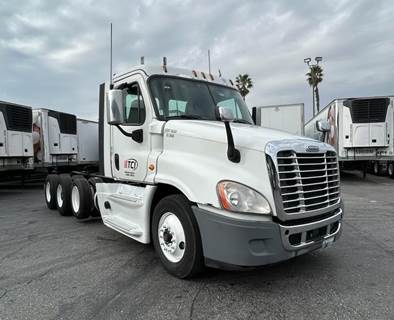 Freightliner Cascadia 125 Day Cab Truck - Detroit 450HP, 12 Speed Automatic
