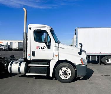 Freightliner Cascadia 125 Day Cab Truck - Detroit 450HP, 10 Speed Manual
