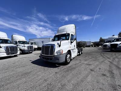 Freightliner Cascadia 125 Day Cab Truck - Detroit 400HP, 12 Speed Dt12 Automatic