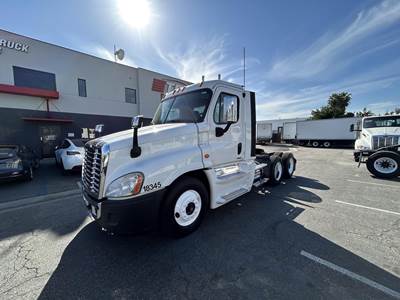 Freightliner Cascadia 125 Day Cab Truck - Detroit 425HP, 12 Speed Dt12 Automatic