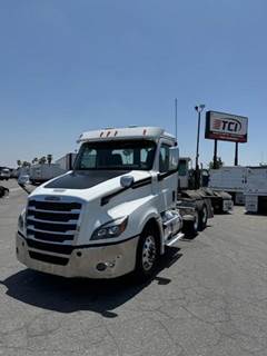 Freightliner Cascadia 126 Day Cab Truck - Detroit 450HP, Automatic