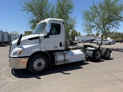 Freightliner Cascadia 126 Day Cab Truck - Cummins 400HP, Automatic