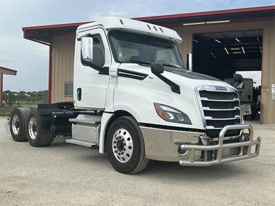 Freightliner Cascadia 126 Day Cab Truck - Detroit 450HP, 12 Speed Dt12 Automatic