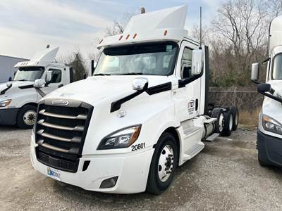 Freightliner Cascadia 126 Tri Axle Day Cab Truck - Detroit 470HP, Automatic