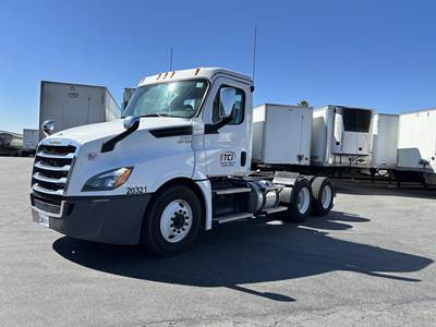 Freightliner Cascadia 126 Day Cab Truck - Detroit 450HP, Manual