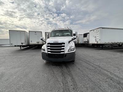 Freightliner Cascadia 126 Day Cab Truck - Detroit 400HP, Automatic