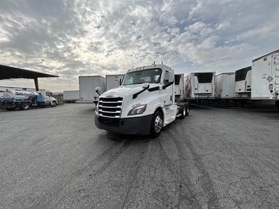 Freightliner Cascadia 126 Day Cab Truck - Detroit 400HP, Automatic