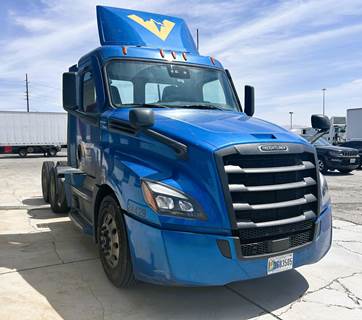 Freightliner Cascadia 126 Day Cab Truck - Detroit 425HP, Automatic