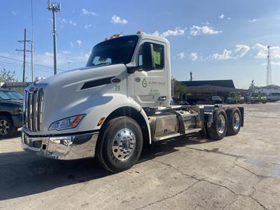 Peterbilt 579 Day Cab Truck - Paccar 455HP, Automatic