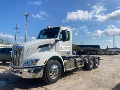 Peterbilt 579 Day Cab Truck - Paccar 455HP, 12 Speed Automatic