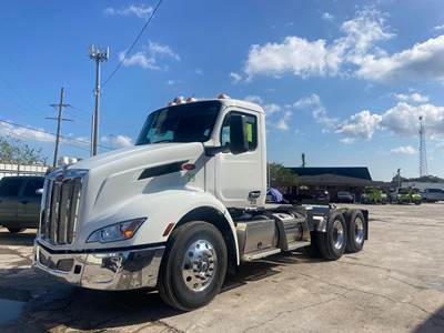 Peterbilt 579 Day Cab Truck - Paccar 455HP, 12 Speed Automatic