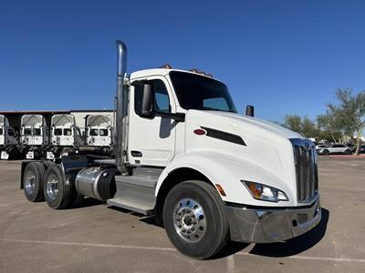 Peterbilt 579 Day Cab Truck - Paccar 455HP, Automatic